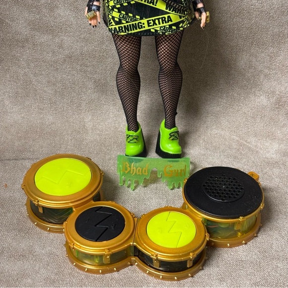 LOL OMG Surprise Remix Rock Band Warning Extra
Neon Green Doll - Picture 4 of 7